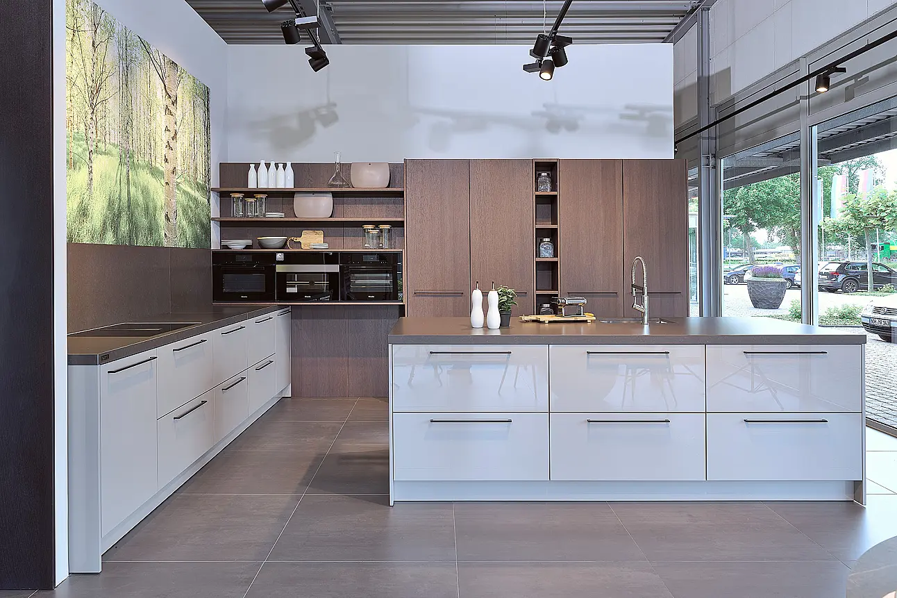 SieMatic SC50 Küche in Hochglanz mit Insel und Eichen-Schrankwand in Nordhorn