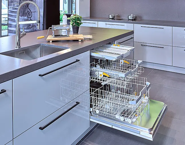 Koje 58 KL: Großzügige SieMatic Küche mit Komposit Arbeitsplatten
