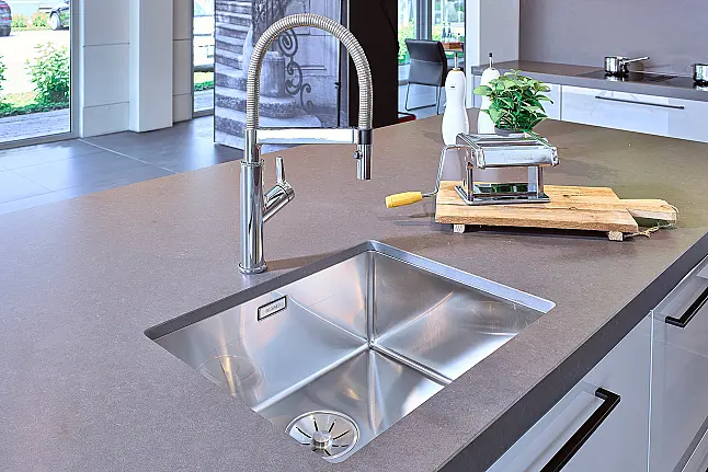Koje 58 KL: Grote SieMatic keuken met composiet keukenbladen
