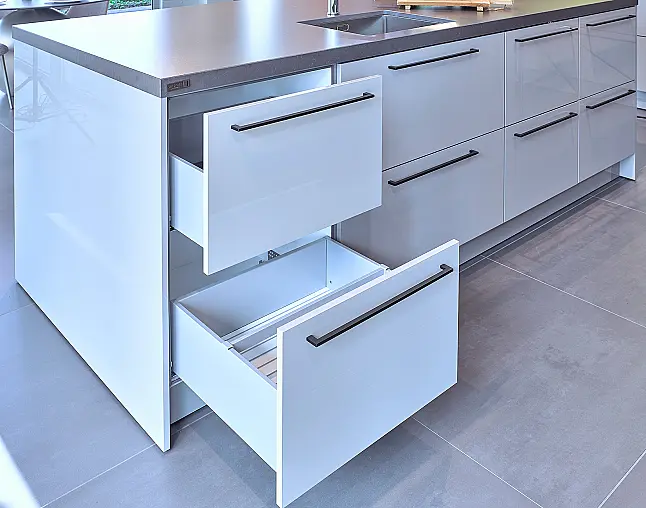 Koje 58 KL: Großzügige SieMatic Küche mit Komposit Arbeitsplatten