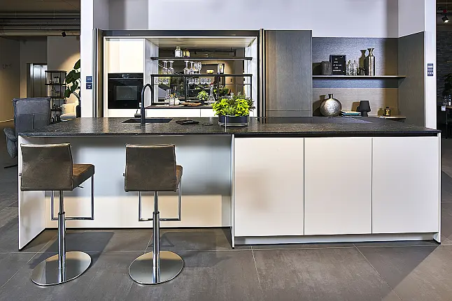 Koje 213 KL: Elegante Designküche mit Pockettüren und Sitzgelegenheit