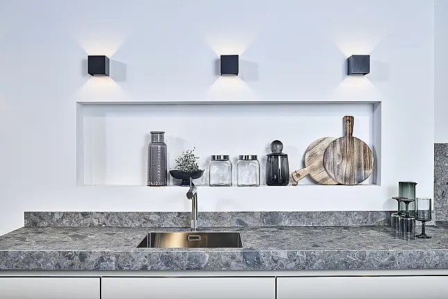 Koje 11 KL: Beige greeploze keuken met vitrinekasten en keramisch werkblad