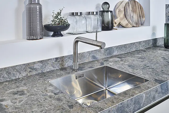 Koje 11 KL: Beige greeploze keuken met vitrinekasten en keramisch werkblad