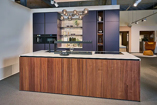 Koje 36 KL: Designkeuken met eiland in warme kleurcombinatie