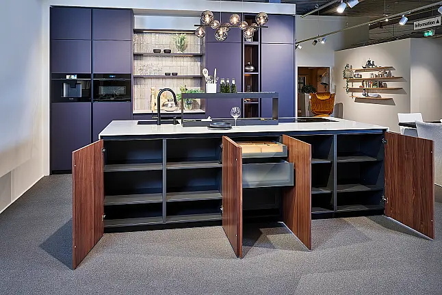 Koje 36 KL: Designkeuken met eiland in warme kleurcombinatie