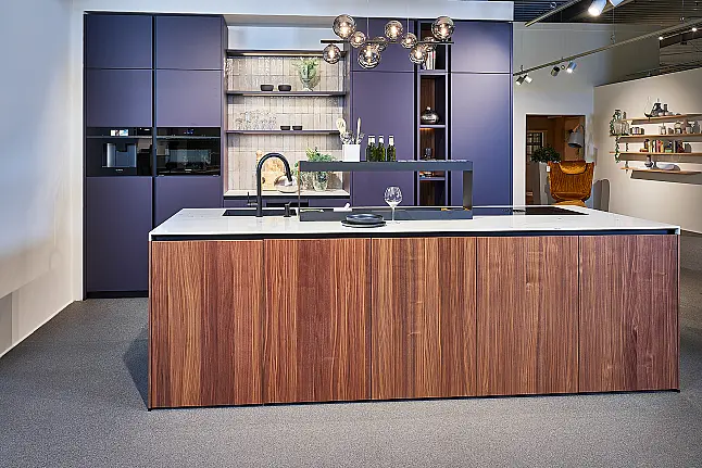 Koje 36 KL: Designkeuken met eiland in warme kleurcombinatie