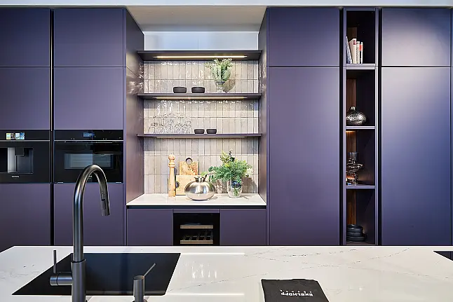 Koje 36 KL: Designkeuken met eiland in warme kleurcombinatie
