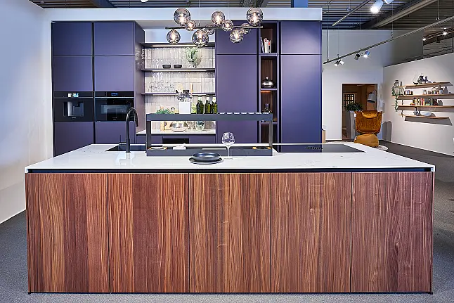Koje 36 KL: Designkeuken met eiland in warme kleurcombinatie