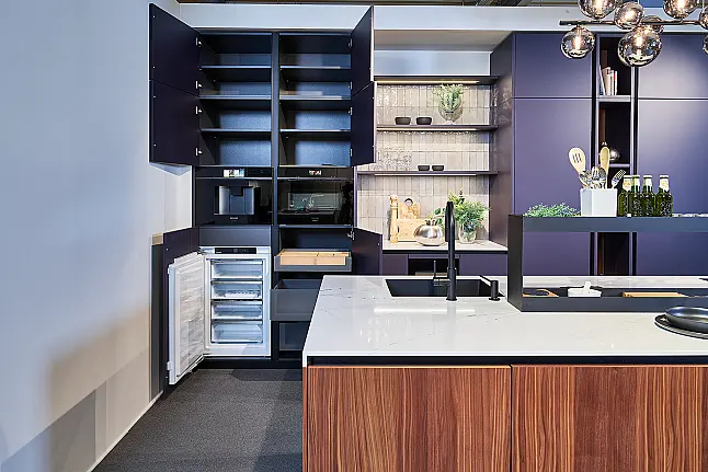 Koje 36 KL: Designkeuken met eiland in warme kleurcombinatie