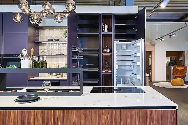 Koje 36 KL: Designkeuken met eiland in warme kleurcombinatie