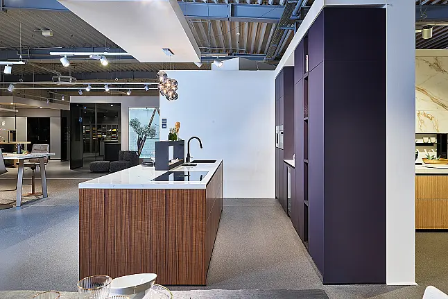Koje 36 KL: Designkeuken met eiland in warme kleurcombinatie
