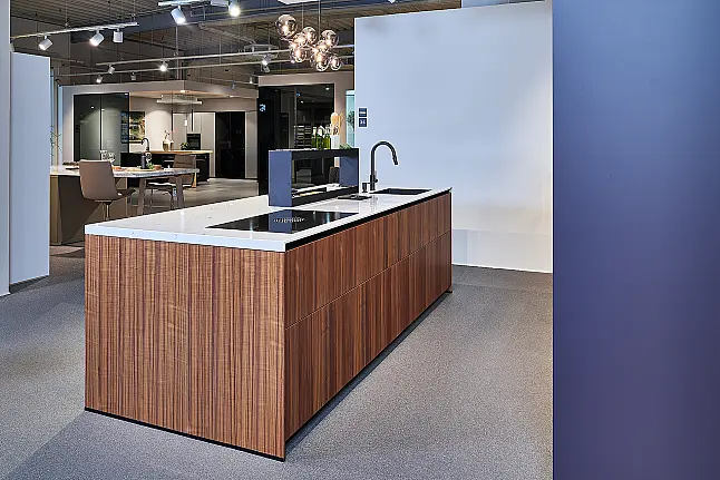 Koje 36 KL: Designkeuken met eiland in warme kleurcombinatie