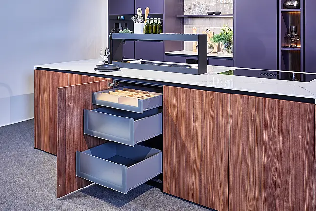 Koje 36 KL: Designkeuken met eiland in warme kleurcombinatie