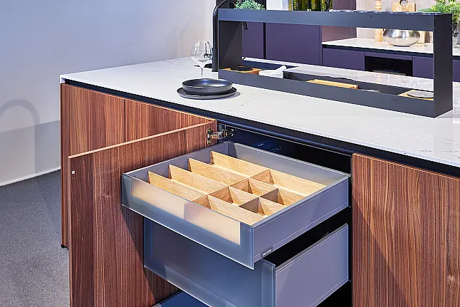Koje 36 KL: Designkeuken met eiland in warme kleurcombinatie