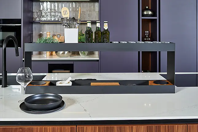 Koje 36 KL: Designkeuken met eiland in warme kleurcombinatie