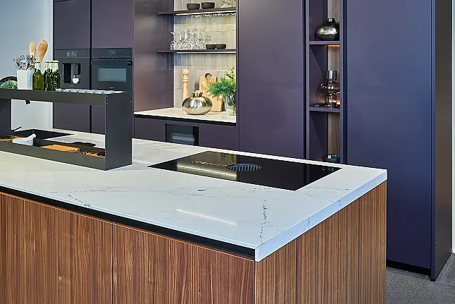 Koje 36 KL: Designküche mit Insel in warme Farbkombination