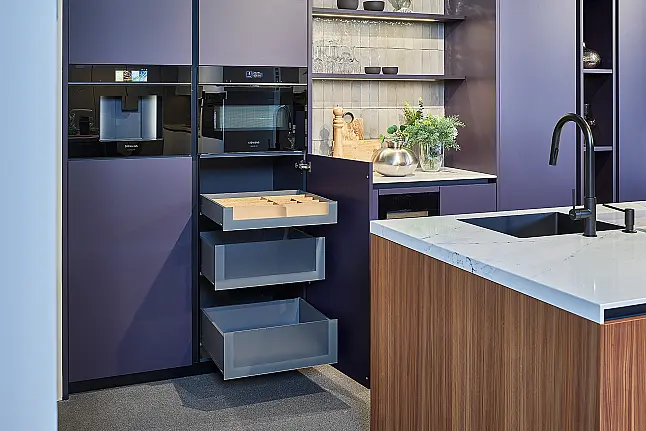 Koje 36 KL: Designkeuken met eiland in warme kleurcombinatie