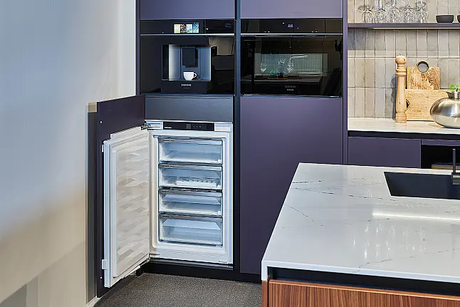 Koje 36 KL: Designkeuken met eiland in warme kleurcombinatie