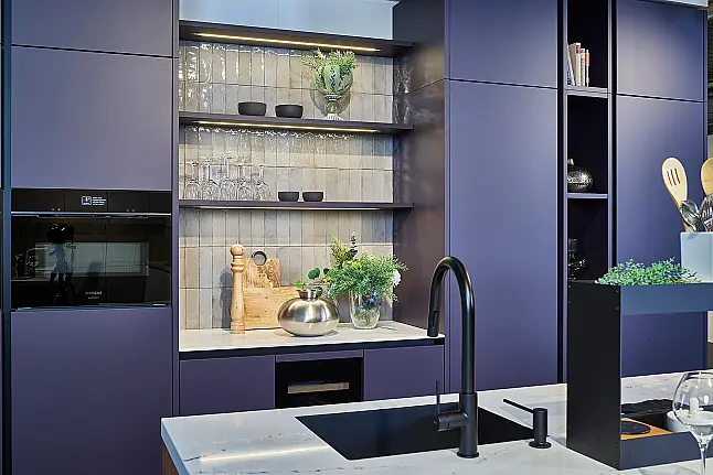 Koje 36 KL: Designkeuken met eiland in warme kleurcombinatie