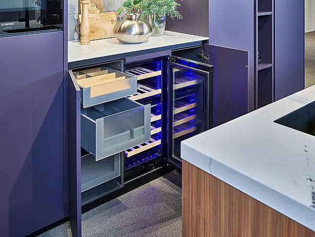 Koje 36 KL: Designkeuken met eiland in warme kleurcombinatie