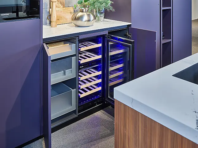 Koje 36 KL: Designkeuken met eiland in warme kleurcombinatie
