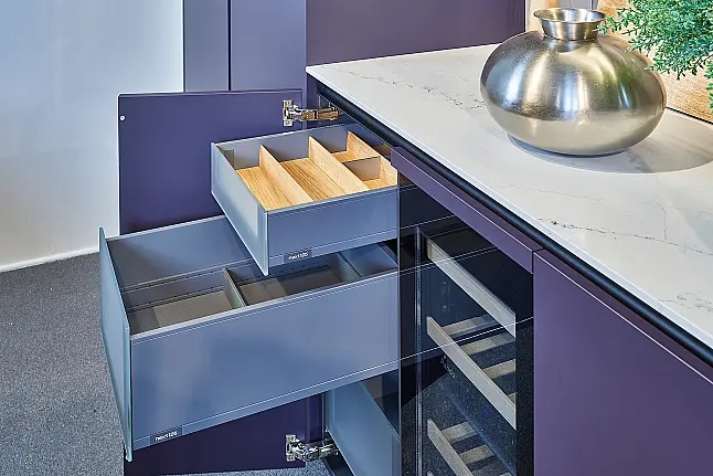 Koje 36 KL: Designkeuken met eiland in warme kleurcombinatie