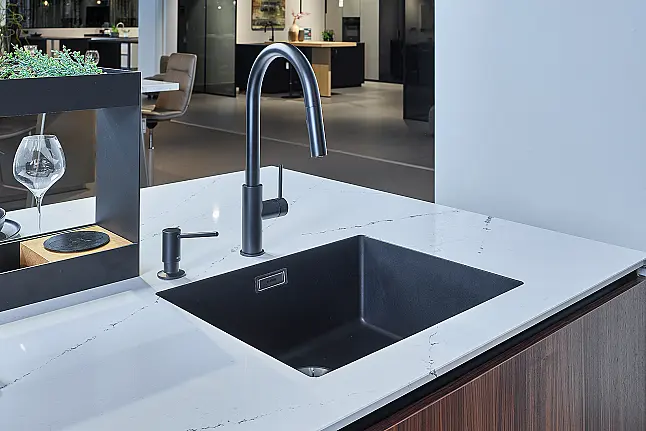 Koje 36 KL: Designkeuken met eiland in warme kleurcombinatie