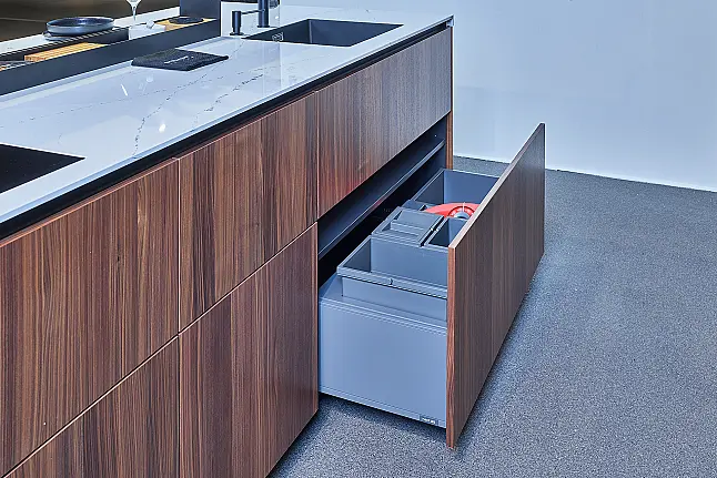 Koje 36 KL: Designkeuken met eiland in warme kleurcombinatie