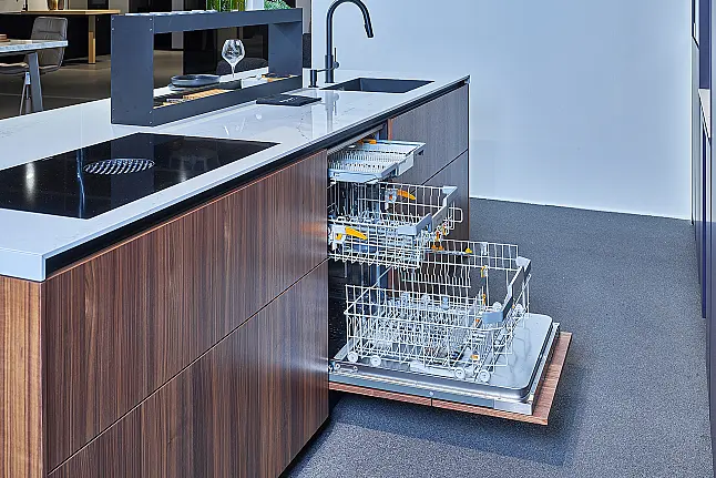 Koje 36 KL: Designkeuken met eiland in warme kleurcombinatie