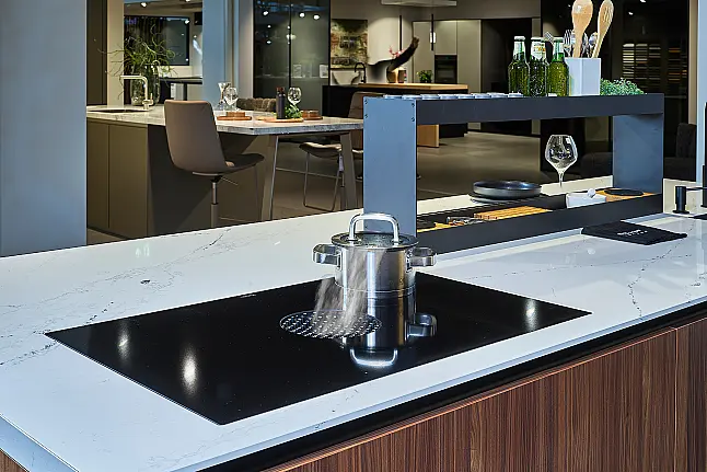 Koje 36 KL: Designkeuken met eiland in warme kleurcombinatie