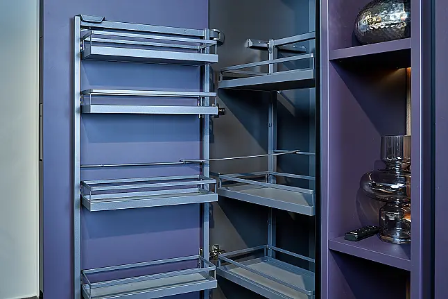 Koje 36 KL: Designkeuken met eiland in warme kleurcombinatie