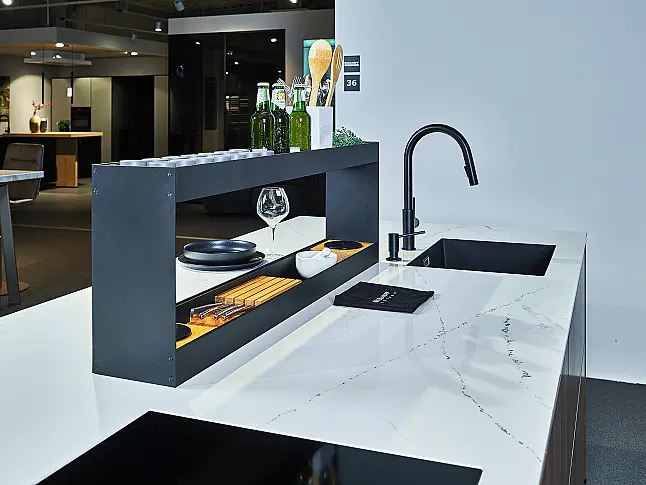 Koje 36 KL: Designkeuken met eiland in warme kleurcombinatie