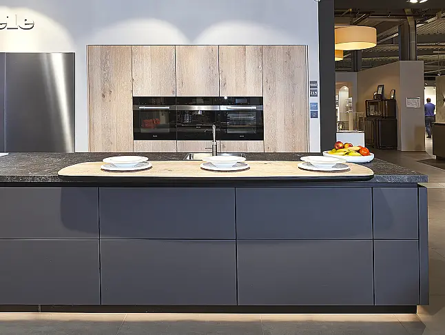 Koje 215 KL: grote functionerende keuken met Miele apparatuur