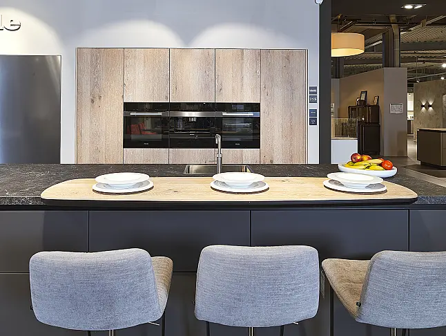 Koje 215 KL: grote functionerende keuken met Miele apparatuur