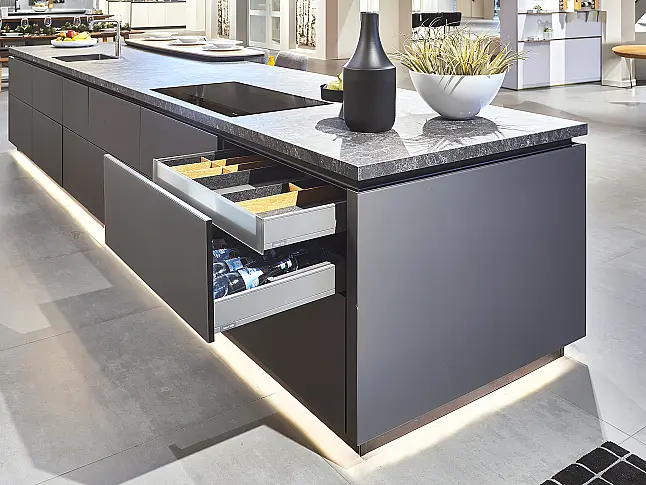 Koje 215 KL: große, funktionale Küche mit Miele Geräten