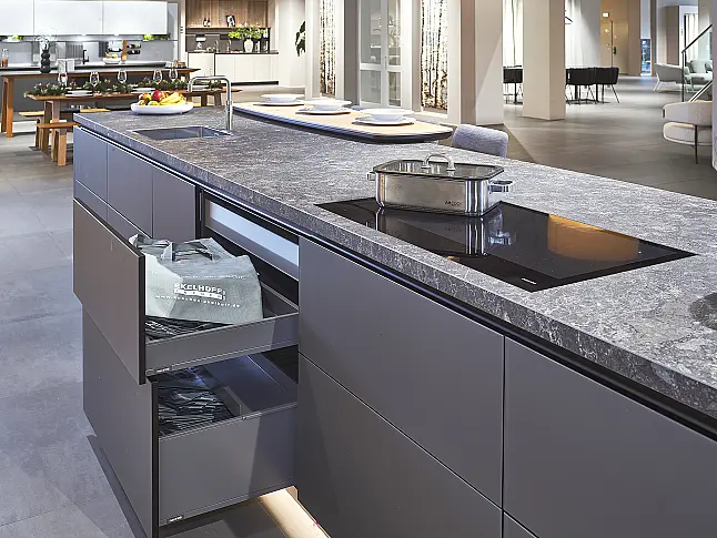 Koje 215 KL: große, funktionale Küche mit Miele Geräten