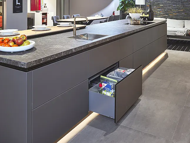 Koje 215 KL: grote functionerende keuken met Miele apparatuur