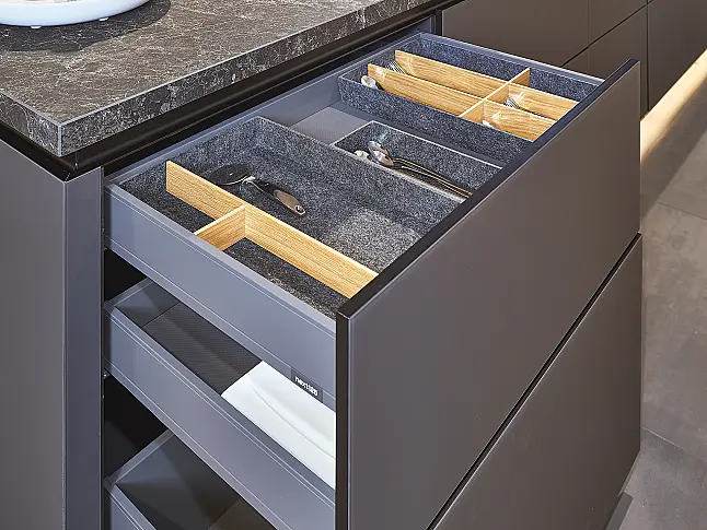 Koje 215 KL: grote functionerende keuken met Miele apparatuur