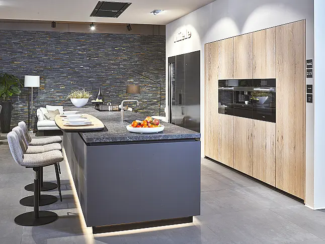 Koje 215 KL: große, funktionale Küche mit Miele Geräten