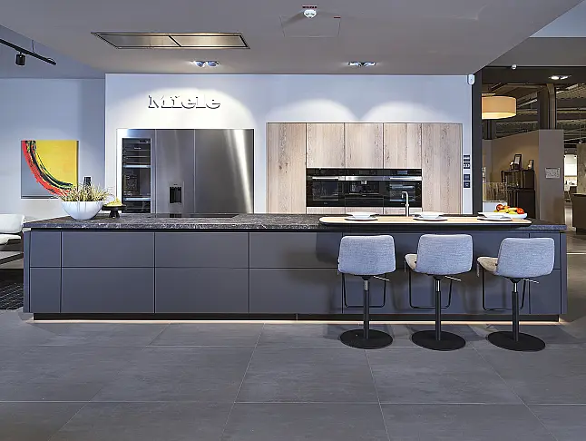 Koje 215 KL: grote functionerende keuken met Miele apparatuur