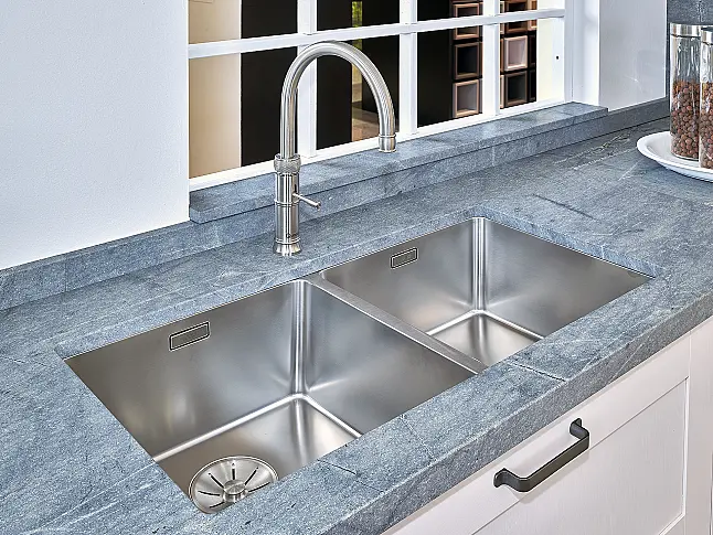 Koje 123 KL: Landhaus-Eckküche mit Rahmenfronten und Granit-Arbeitsplatte Sky Blue