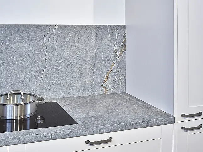 Koje 123 KL: Landhaus-Eckküche mit Rahmenfronten und Granit-Arbeitsplatte Sky Blue