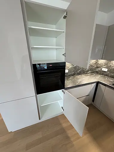 Moderne U-Küche mit Arbeitsplatte in Marmor Teramo Nachbildung
