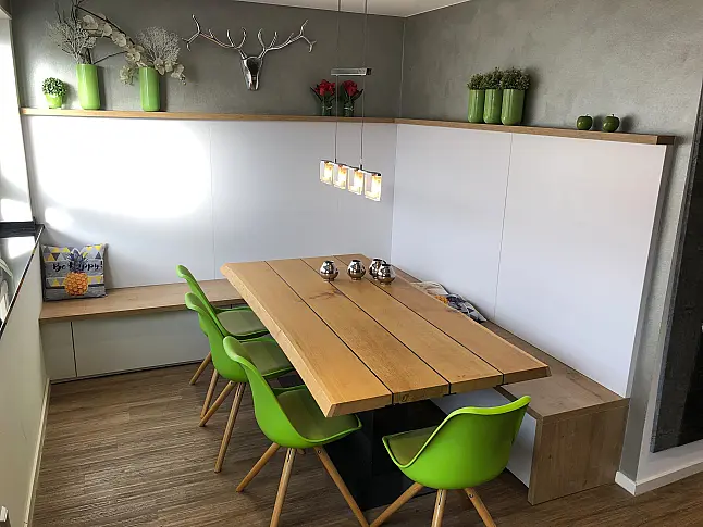 Bank mit Unterschränke, Tisch und Stühle