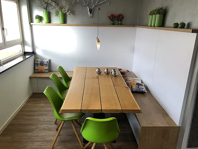 Bank mit Unterschränke, Tisch und Stühle