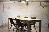 Tische sind unsere Kernkompetenz. Jeder Massivholztisch von Scholtissek ist ein unverwechselbares Unikat- das Maserbild der Tischplatte eine Komposition der Natur. Durch das minimalistische Design wird die Tischplatte zum Ereignis. Mit Liebe zum Detail stellen wir derzeit aus 12 verschiedenen Edelhölzern und in meisterlicher, deutscher Handwerkskunst etwa 35 einzigartige Modelle her. 4 quadratische Stollen (9/9 cm), Platte durchgehend, Ausziehstollen mit Rollen, Auszug mit einhändiger Bedienung, (keine Sondermaße möglich) Tisch 2013 - der junge, moderne Klassiker. Mit seiner schlichten Formensprache in Verbindung mit der komfortablen Auszugstechnik hat der Tisch 2011 im Arbeitsbereich, sowie in privatem Ambiente seinen zeitlosen Auftritt.
Esstisch, Tisch, Massivholztisch, Holz, Echtholz, Massivholz, Naturtisch, Naturmöbel, Wohnzimmer, Einrichtung, Einrichtungshaus, Möbel, Möbelhaus, Möbelgalerie Tuffner, Chemnitz, Nachhaltigkeit, Eiche, Stammeiche, Design, Qualität, Designermöbel, Tischler
