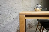 Tische sind unsere Kernkompetenz. Jeder Massivholztisch von Scholtissek ist ein unverwechselbares Unikat- das Maserbild der Tischplatte eine Komposition der Natur. Durch das minimalistische Design wird die Tischplatte zum Ereignis. Mit Liebe zum Detail stellen wir derzeit aus 12 verschiedenen Edelhölzern und in meisterlicher, deutscher Handwerkskunst etwa 35 einzigartige Modelle her. 4 quadratische Stollen (9/9 cm), Platte durchgehend, Ausziehstollen mit Rollen, Auszug mit einhändiger Bedienung, (keine Sondermaße möglich) Tisch 2013 - der junge, moderne Klassiker. Mit seiner schlichten Formensprache in Verbindung mit der komfortablen Auszugstechnik hat der Tisch 2011 im Arbeitsbereich, sowie in privatem Ambiente seinen zeitlosen Auftritt.
Esstisch, Tisch, Massivholztisch, Holz, Echtholz, Massivholz, Naturtisch, Naturmöbel, Wohnzimmer, Einrichtung, Einrichtungshaus, Möbel, Möbelhaus, Möbelgalerie Tuffner, Chemnitz, Nachhaltigkeit, Eiche, Stammeiche, Design, Qualität, Designermöbel, Tischler
