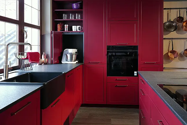 Landhausküche in Sonderfarbe und mit Granitplatte