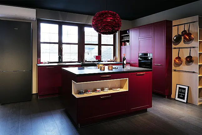 Landhausküche in Sonderfarbe und mit Granitplatte
