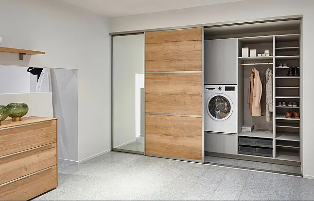 Exklusives Badezimmer verdeckt mit Schiebetüren - Sideboard - Regale - Waschtisch &amp; LED-Spiegel